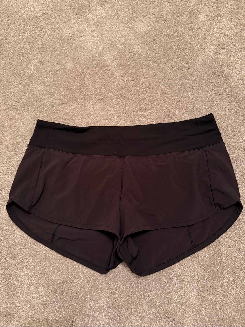 Women’s Lululemon Speed-up 2.5” inseam shorts.